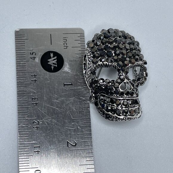 Gothic Stunning Gunmetal Tone Gray Rhinestone Skull Brooch Pin Statement 1.5” - Picture 7 of 7